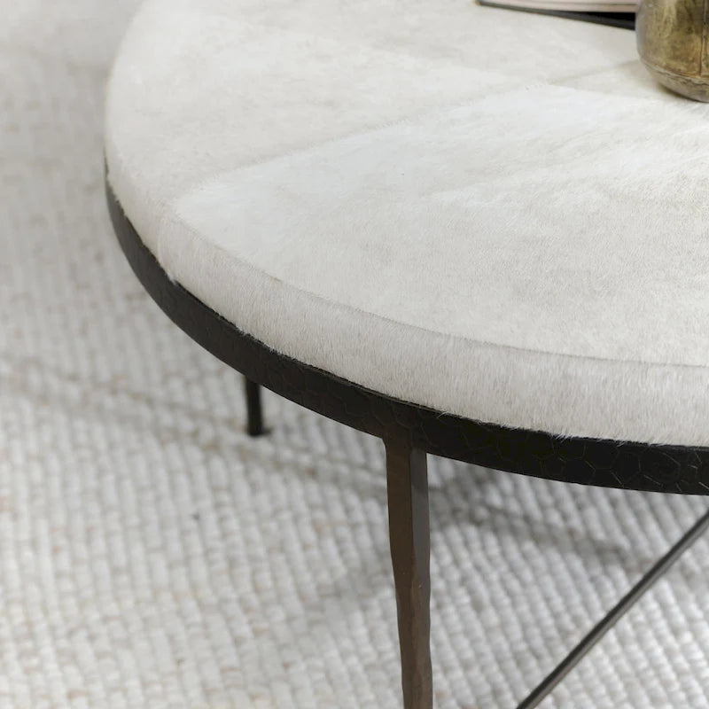 Couchtisch mit Lederbezug aus Hair-on-Hide-Leder und gehämmertem Eisengestell